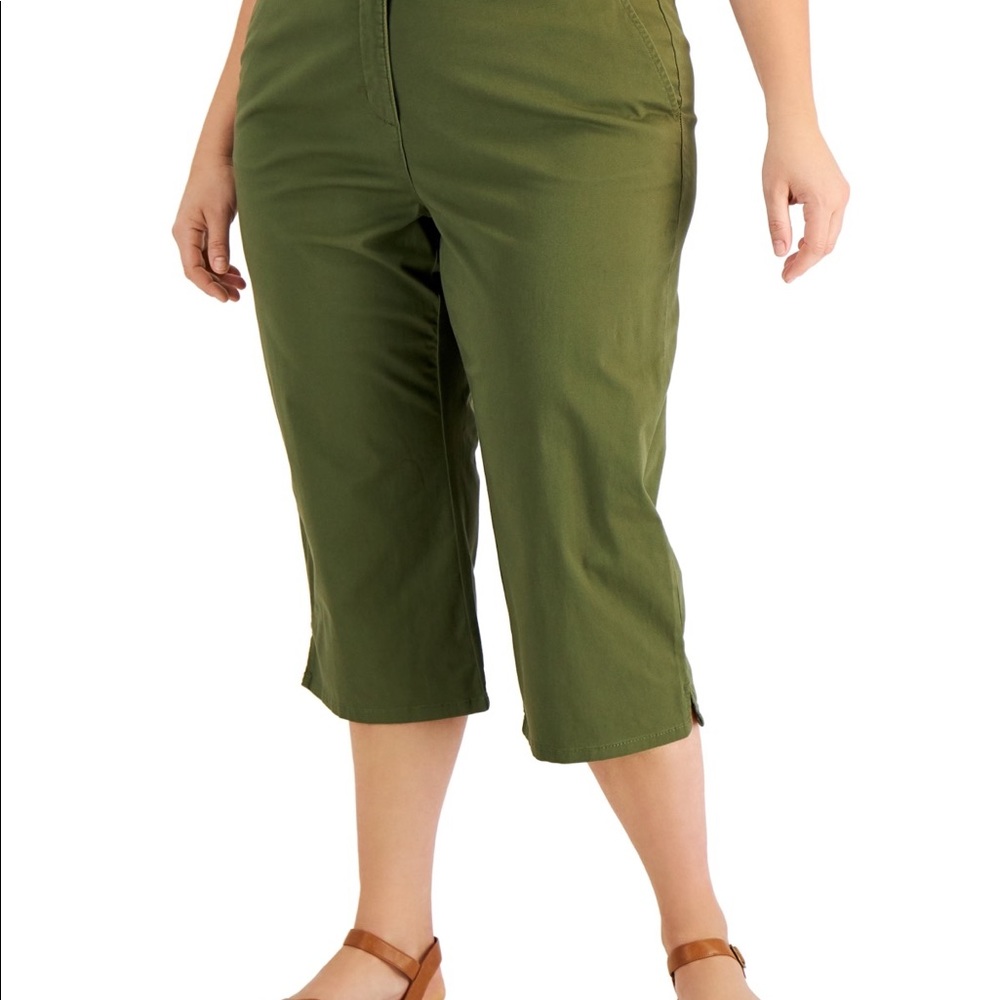 NWT Karen Scott Women’s Woven Capri - Size 18